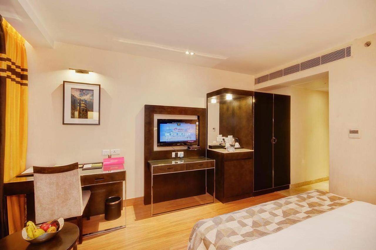 The Palm Spring A Boutique Hotel Naraina New Delhi Bagian luar foto