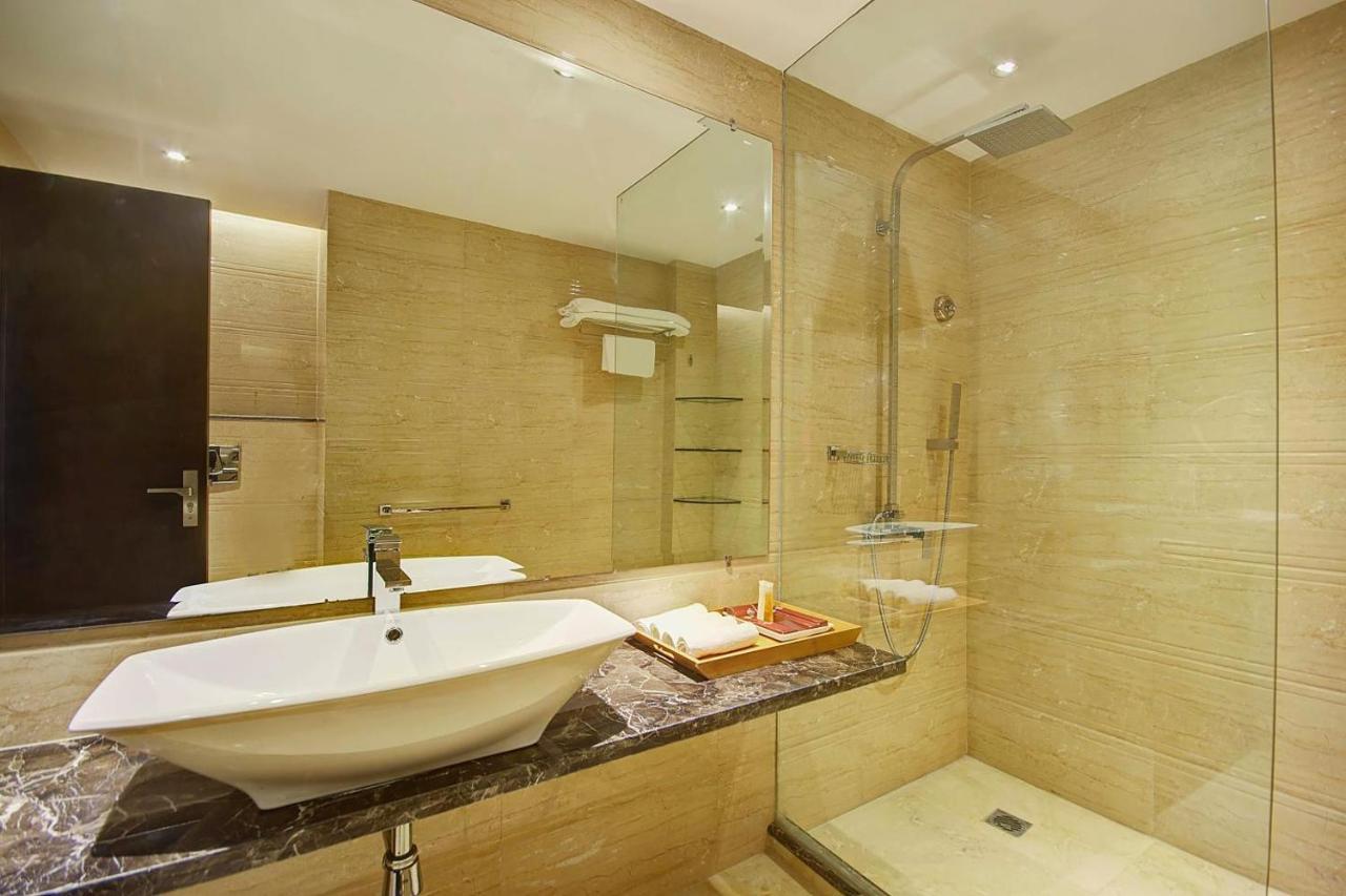 The Palm Spring A Boutique Hotel Naraina New Delhi Bagian luar foto