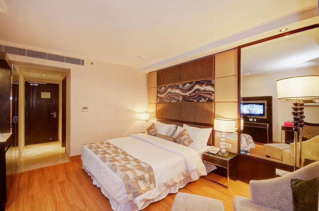 The Palm Spring A Boutique Hotel Naraina New Delhi Bagian luar foto