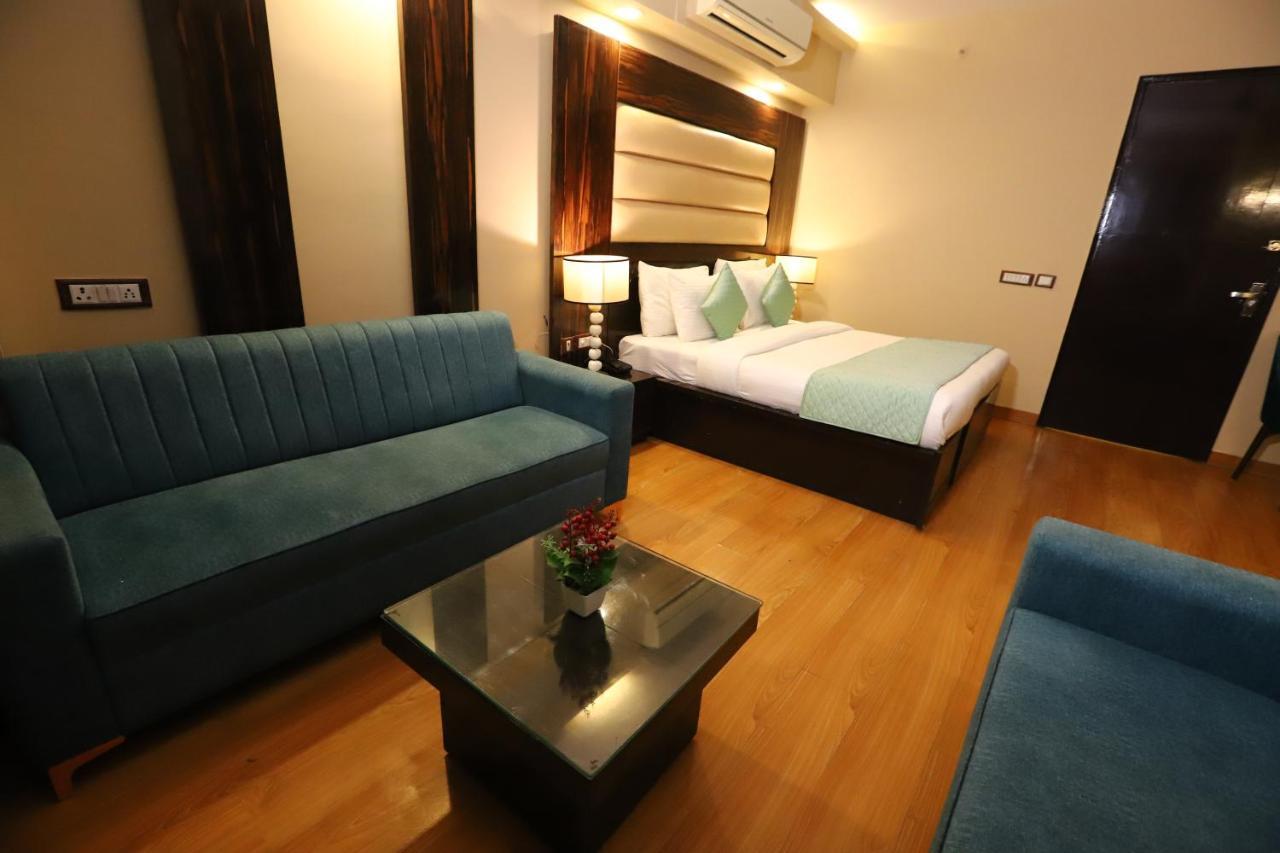 The Palm Spring A Boutique Hotel Naraina New Delhi Bagian luar foto