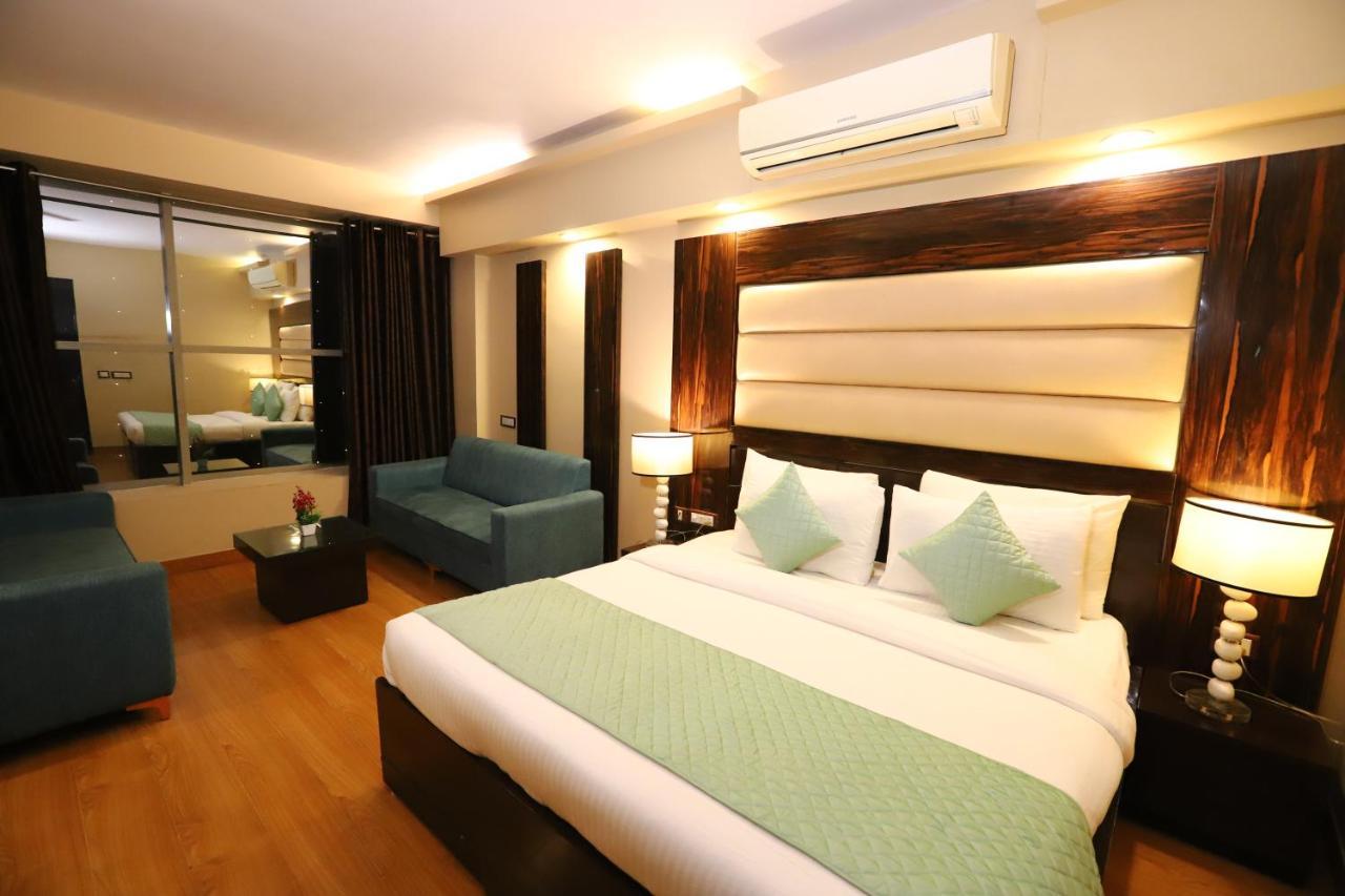The Palm Spring A Boutique Hotel Naraina New Delhi Bagian luar foto