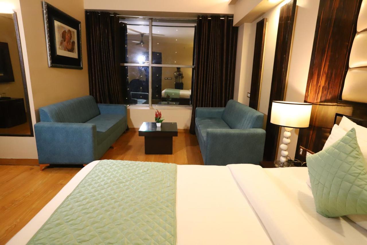 The Palm Spring A Boutique Hotel Naraina New Delhi Bagian luar foto